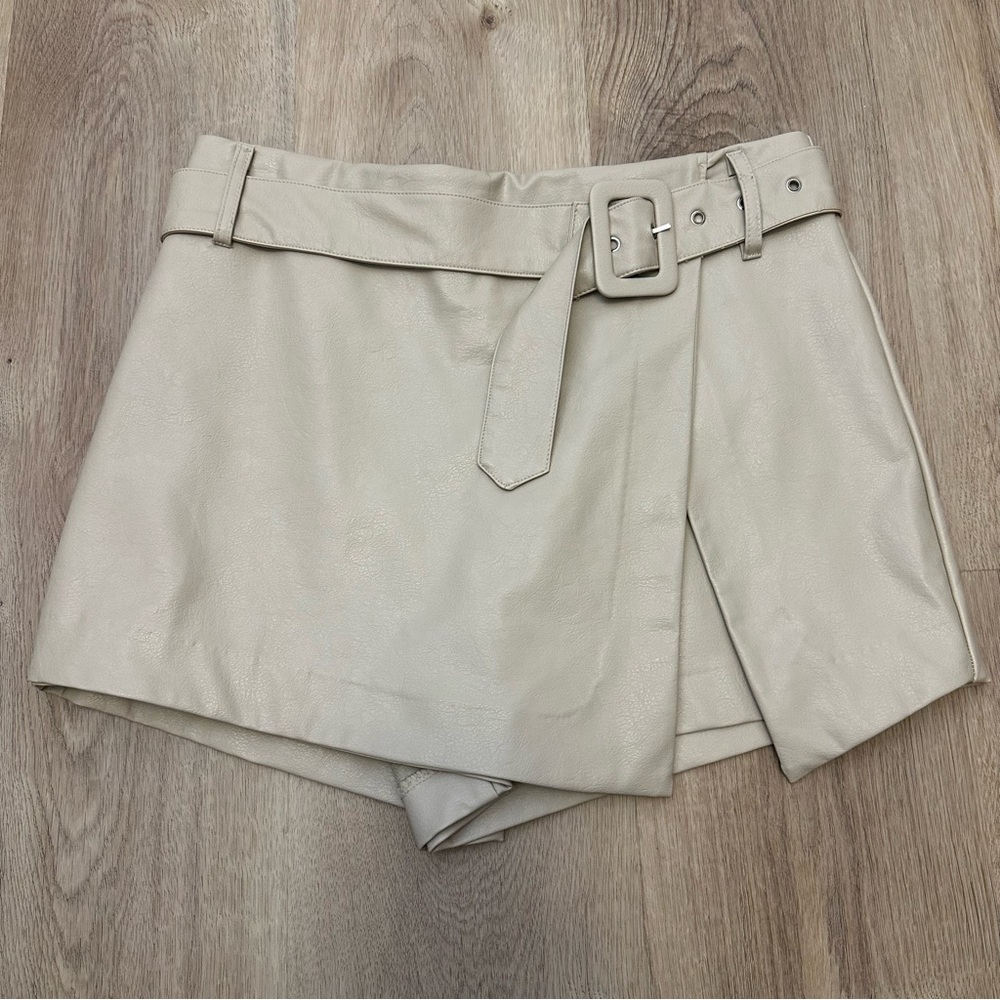Le Lis Cream Belted Skort